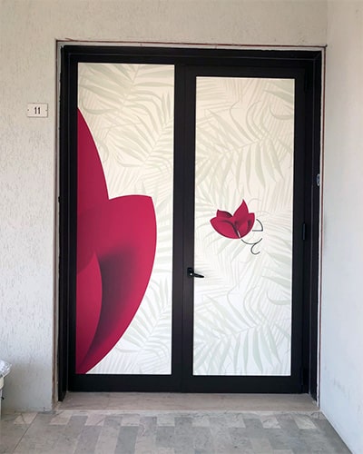 Porta decorata con adesivi Mantova